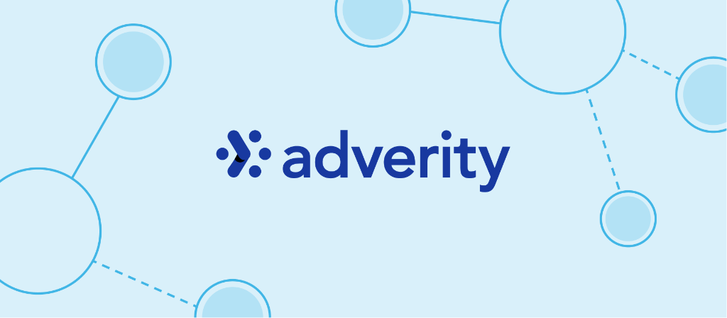 Adverity-Logo und grafische Elemente auf blauem Hintergrund